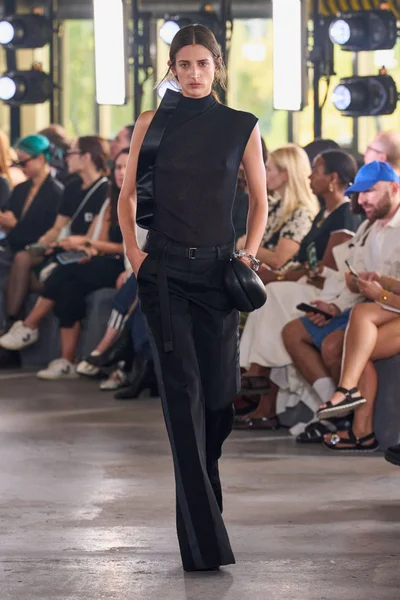 Look 11